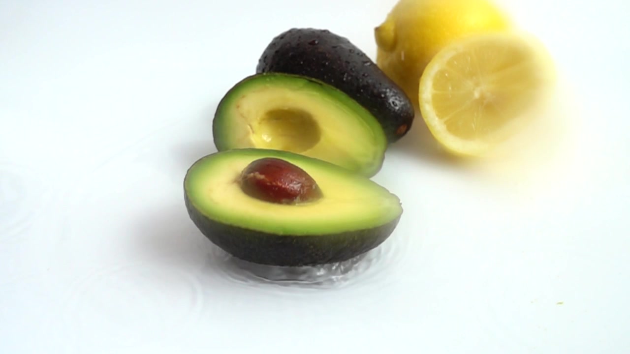 Avocado fresco e limone succoso. Movimento lento