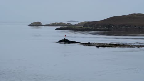 바 헤브리드 (outer hebrides) 로 가는 페리에서 물 위의 파동과 함께 스코틀랜드 해안의 풍경