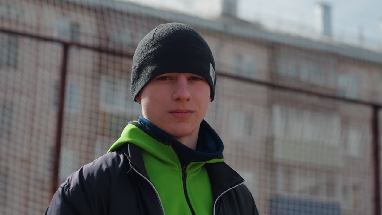 10대 청소년이 농구를 하는 모습, 도심 환경에서 모션 효과와 함께 농구 경기를 즐기는 청소년, 도시 야외 코트에서 솔직한 표정과 모션 블러로 농구 패스를 구경하는 청소년