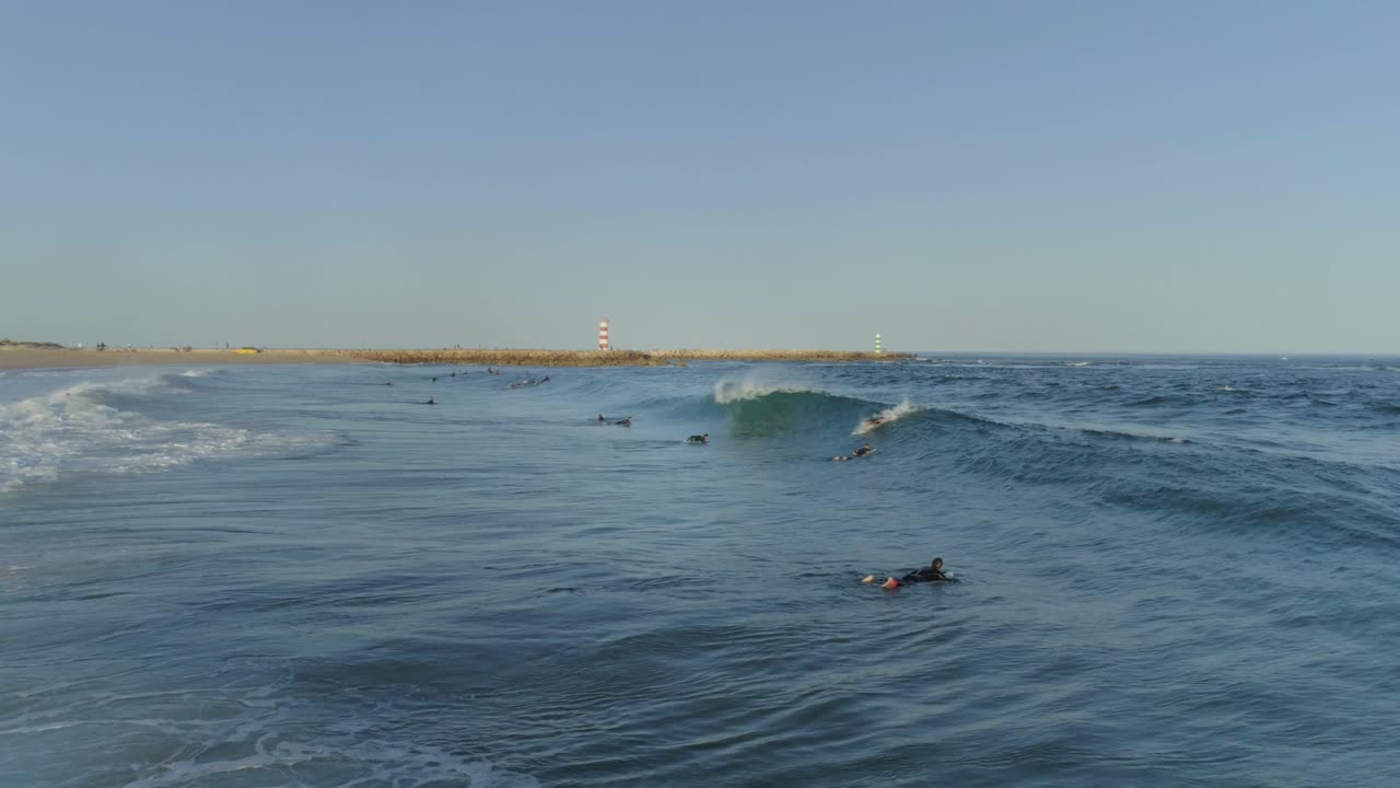 Ilmakuva surffaajista tekemässä surffitemppuja ja nauttimassa aalloilla ratsastamisesta aurinkoisena päivänä, Algarvessa