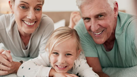 Sonrisa,-Selfie-Y-Abuelos-Con-Niño.