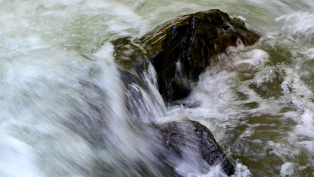 acqua veloce che scorre sulle rocce