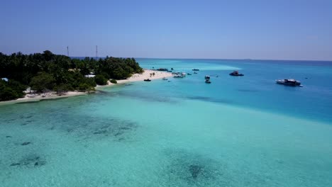 Stunning-scenery-of-tropical-Maldives-island,-forward-aerial-tilt-shot-in-4k