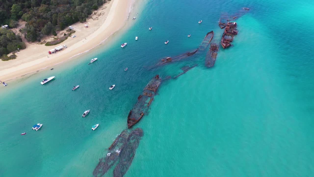 Relitti di Tangalooma nel mare turchese australiano, isola di Moreton, ripresa aerea.