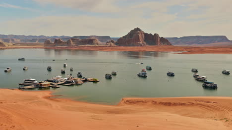 lago powell con típicas casas flotantes y lanchas rápidas