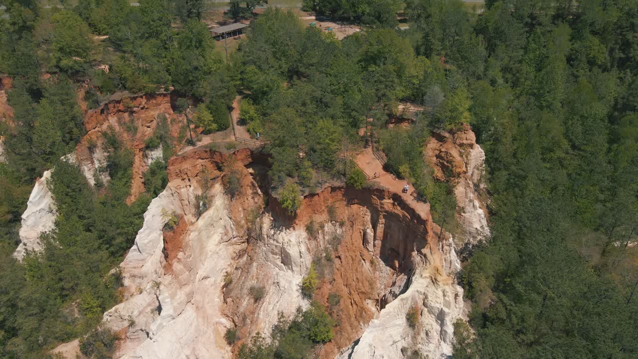 невероятная съемка с дрона людей, идущих в поход у края обрыва