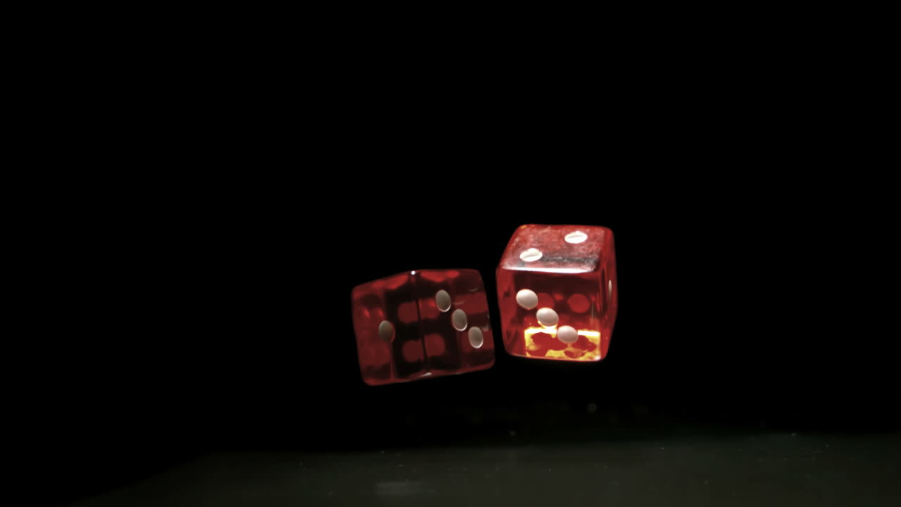 mano dejando caer dos dados en la mesa