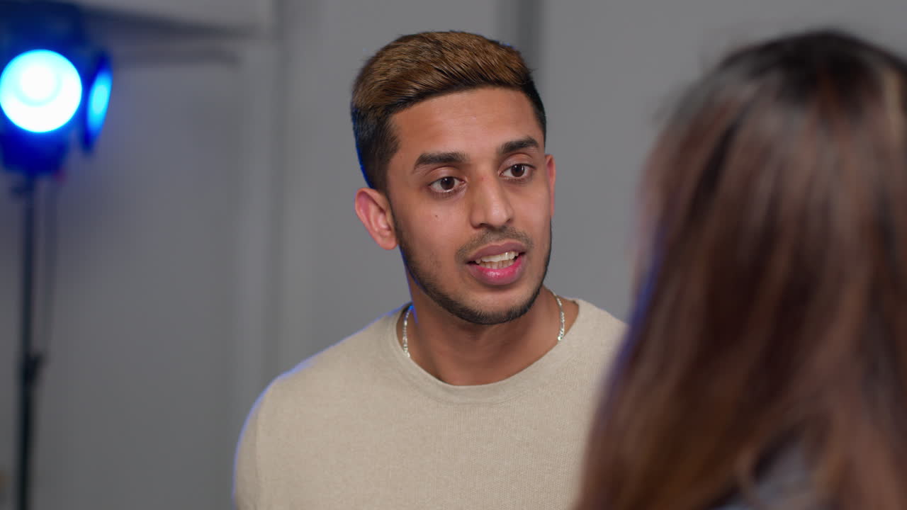 primer plano de actores masculinos y femeninos filmando una escena de película o video en el estudio en el set 3