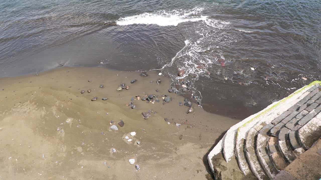 волны в бухте порта ангра-ду-героишму на острове терсейра, азорские острова, португалия