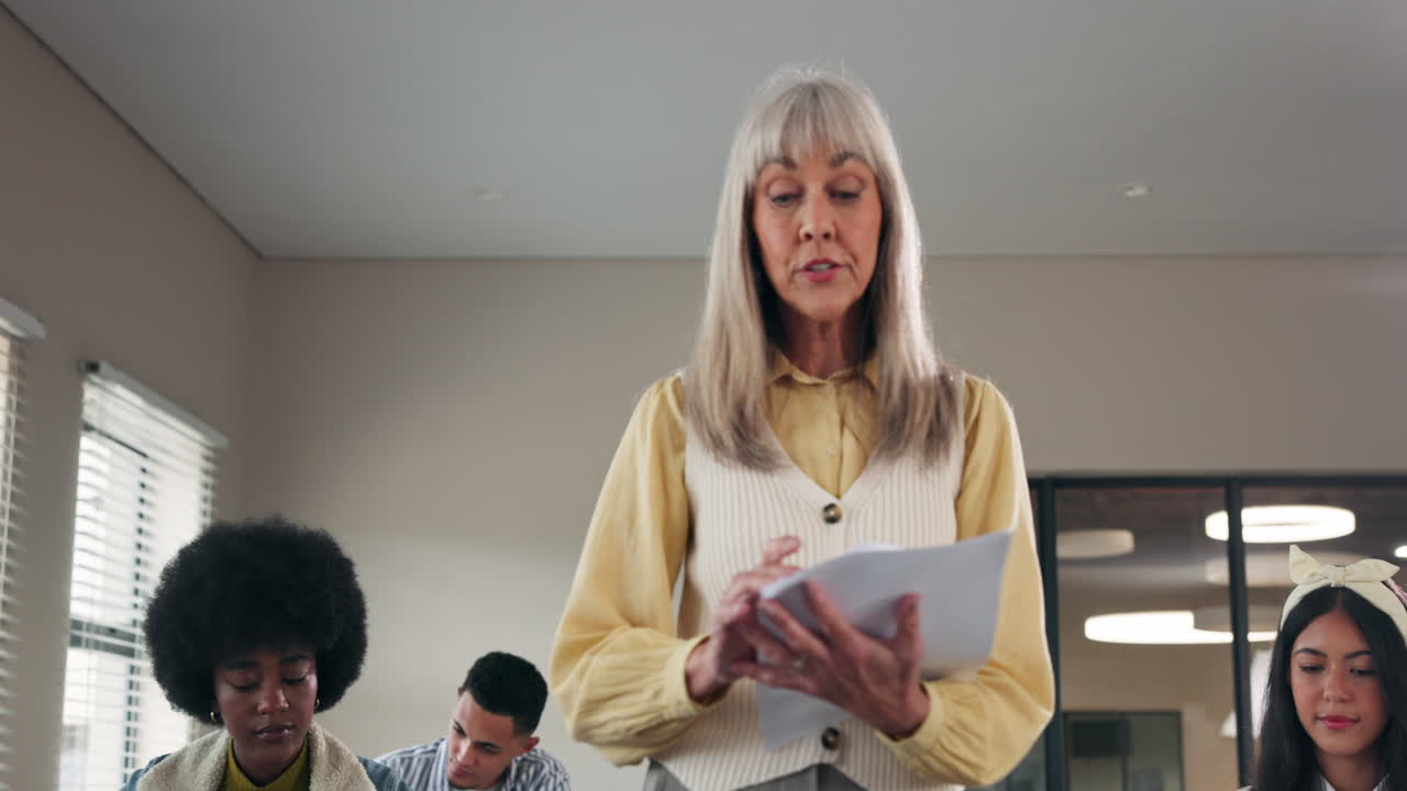 escena del aula con el maestro y los estudiantes