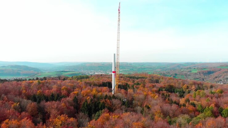 costruzione di turbine eoliche vista aerea autunno