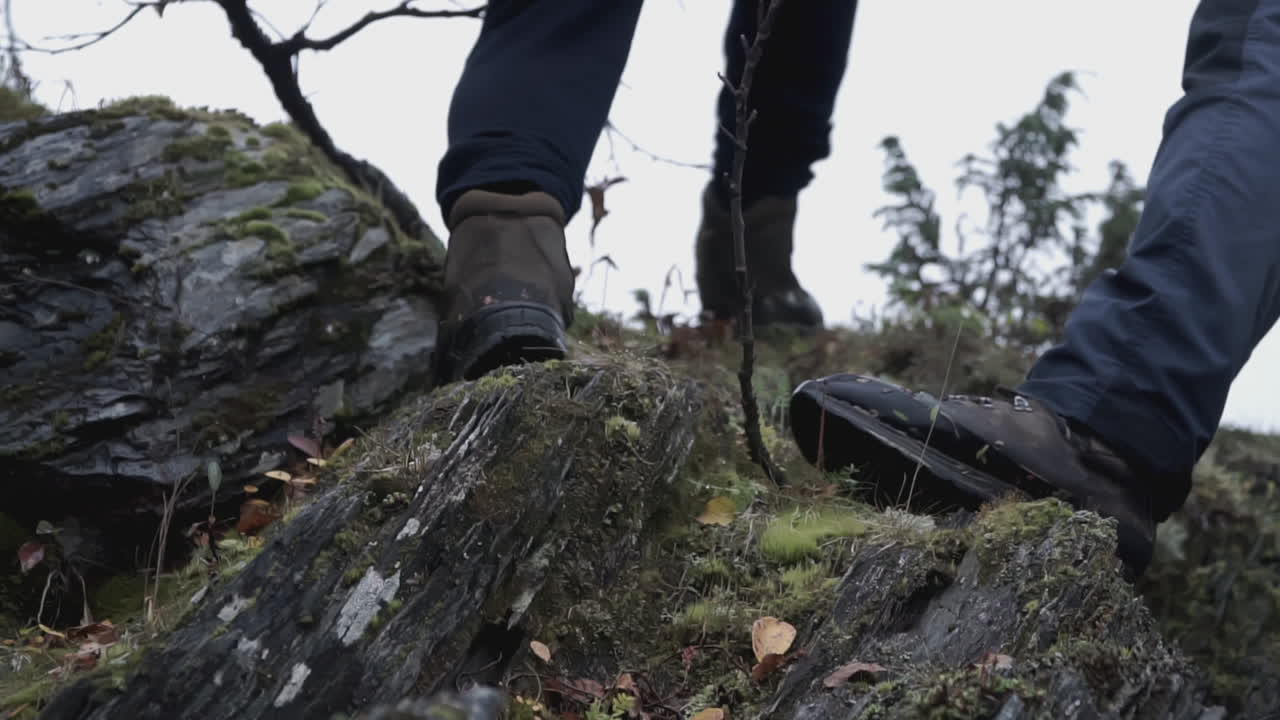 persona que hace senderismo en terreno rocoso