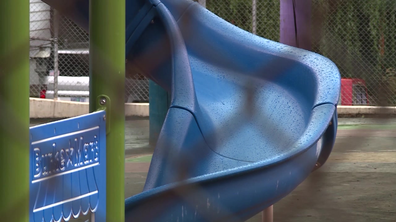 Yağmur damlalarıyla kaplı çocuk parkı kaydırağı