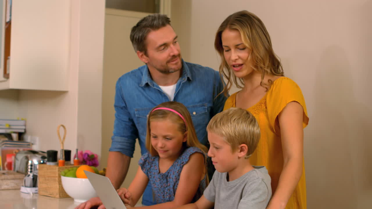 Famiglia adorabile che usa il laptop