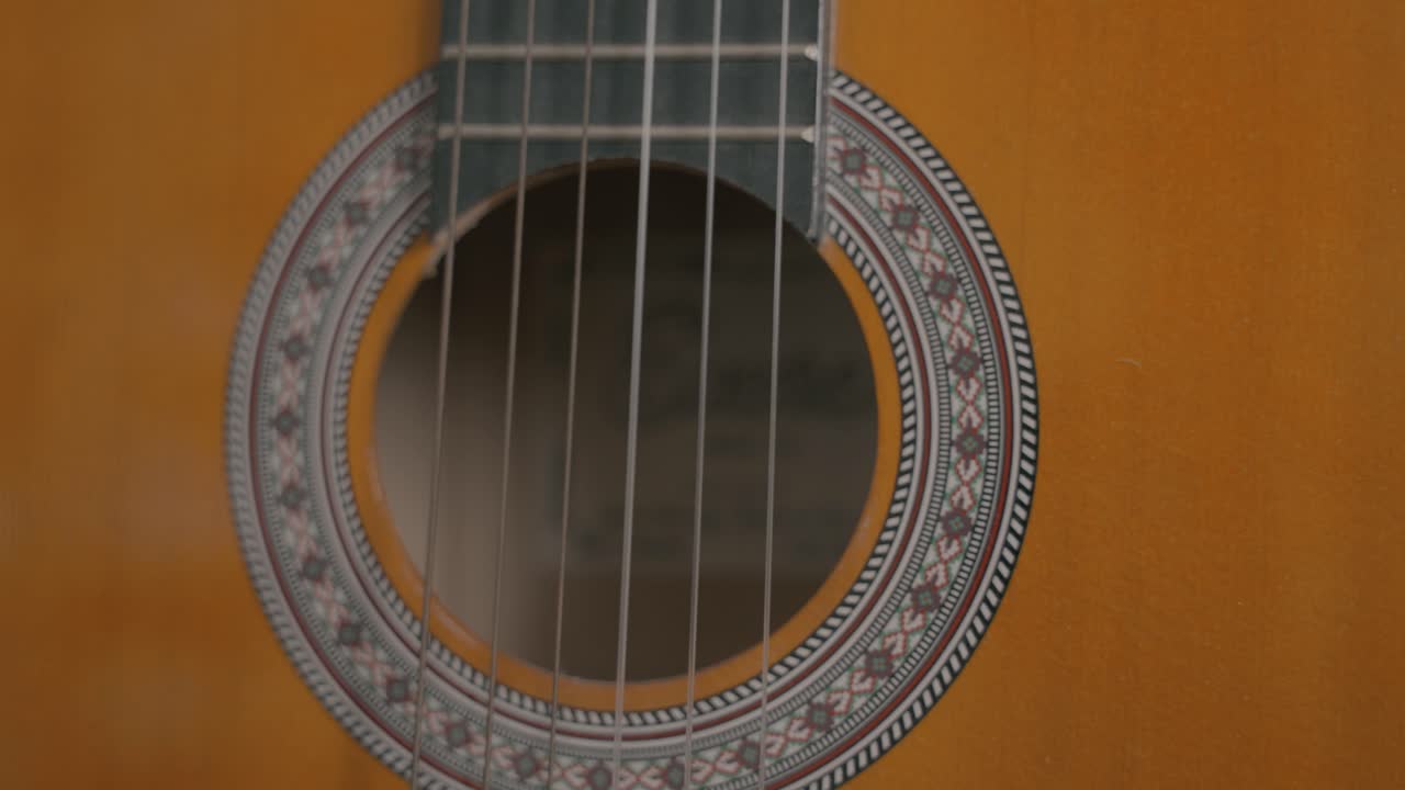 Slow motion recording of guitar strings