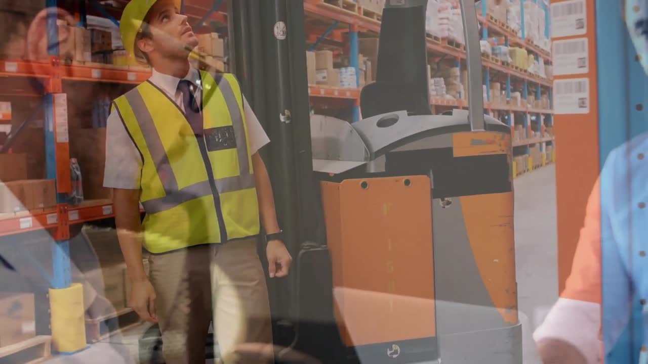 animación del supervisor inspeccionando el stock en el almacén sobre los compañeros de trabajo discutiendo en la oficina.