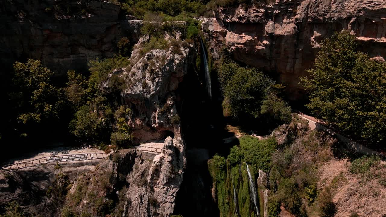 vistas aéreas de cascadas, naturaleza y lagunas en un parque natural en cataluña