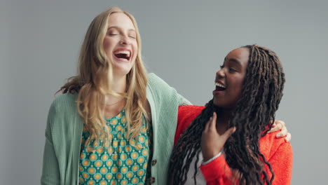 dos mujeres riendo y divirtiéndose.