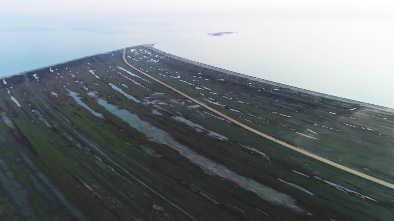 воздушный вид на прибрежную дорогу и остров