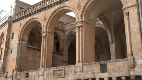 die kamera zoomt rückwärts auf den prächtigen, mit steinen geschmückten balkon des herrenhauses şahkulubey in artuklu, dem alten zentrum von mardin