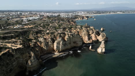 Amplio-ángulo-De-Drones-De-Un-Día-Soleado-Cerca-De-Lagos,-Portugal