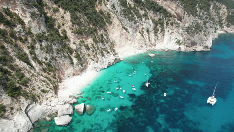 Luftdrohnenvideo-Vom-Tropischen-Paradiesstrand-Im-Sommer-Im-Mittelmeer,-Cala-Gabbiani,-Sardinien,-Italien