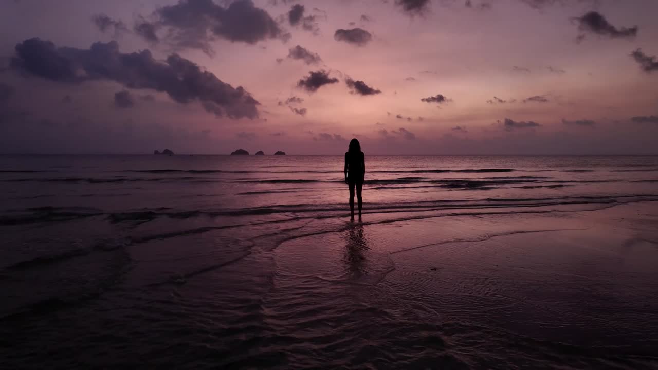 태국 코사무이 의 황혼 에 있는 한 여자 의 상적 인 실루