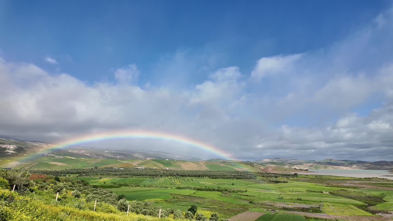 arco iris sobre el campo en el hermoso campo de marruecos paisaje de naturaleza rural