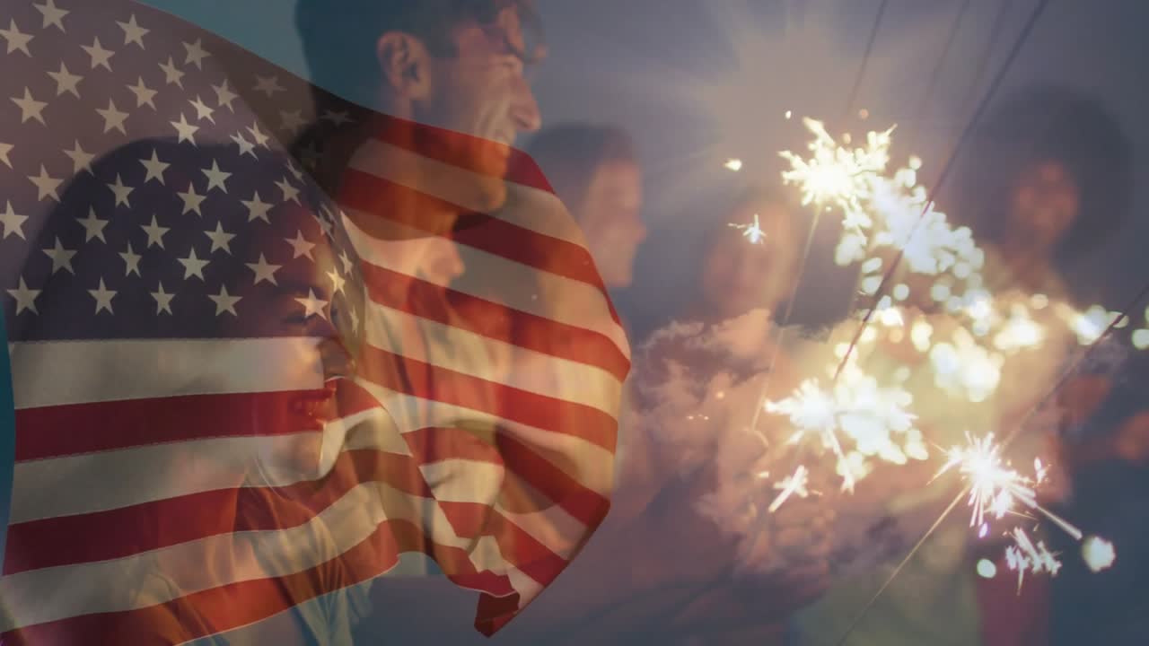 Amigos acercando bengalas encendiendo chispas en el patio bajo una superposición de bandera que marca una celebración
