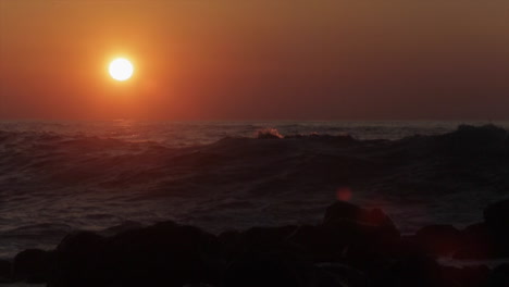 Die-Sonne-Geht-Hinter-Schönen-Meereswellen-Unter-1