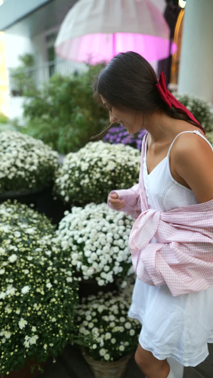 정원 에서 꽃 을 보고 있는 소녀