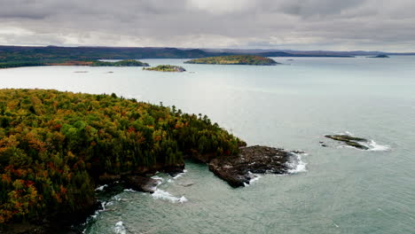 tiro de drone volando sobre el parque en el norte de michigan en colores de otoño completos