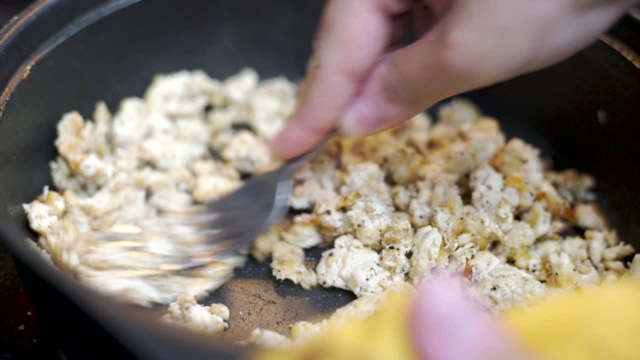 cocinar pollo molido en una sartén para hacer tacos