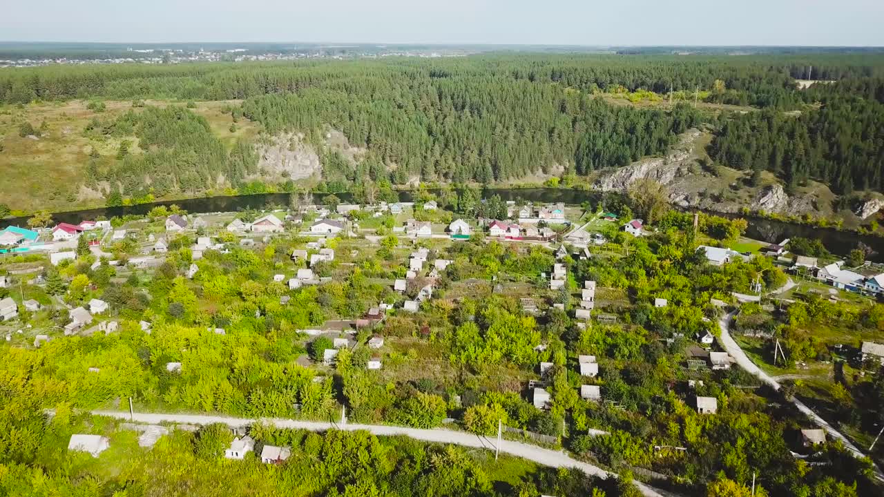 воздушный вид сельской деревни у реки