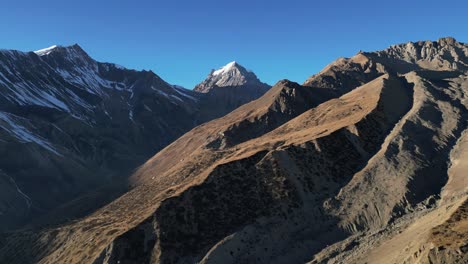 paisaje montañoso en las tierras altas de nepal con picos nevados y cordilleras, vuelo aéreo