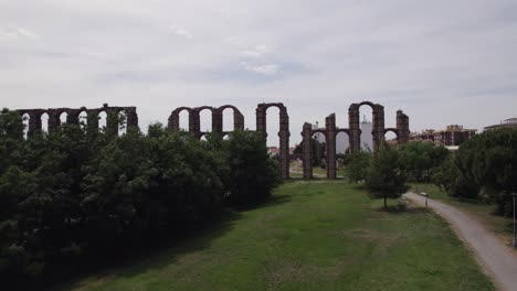 Majestuoso-Acueducto-Morisco-Capturado-En-Empuje-Aéreo-De-ángulo-Bajo