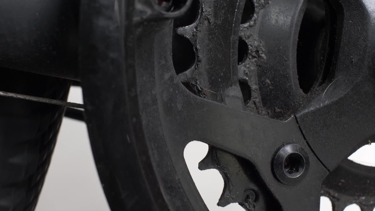 自転車のゆっくりと回転するクランクセットのクローズアップビュー。