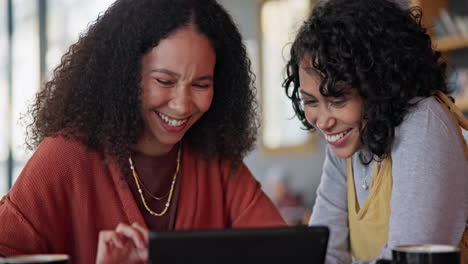 Tablet,-networking-and-girl-friends-in-a-cafe