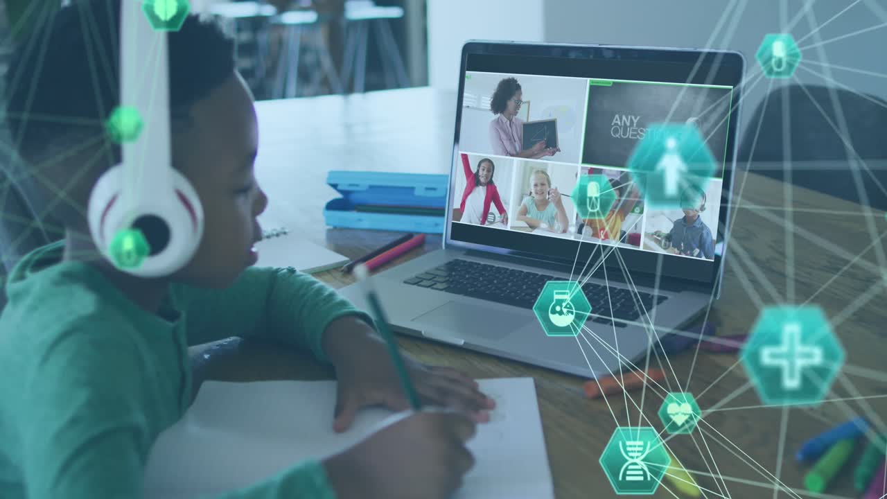 animación de un globo de iconos digitales sobre un niño afroamericano haciendo la tarea mirando una computadora portátil en casa