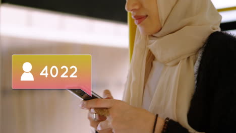 mujer enviando mensajes de texto en su teléfono 4k