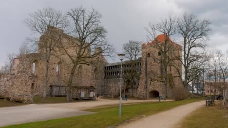 Ruinas-De-Lapso-De-Tiempo-Del-Castillo-Medieval-De-Sigulda,-Letonia