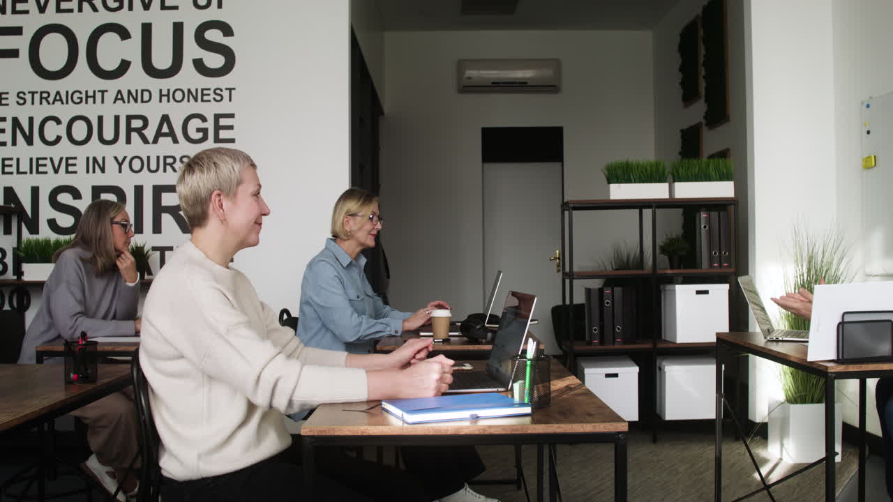 교실 에 있는 성인 학생 들