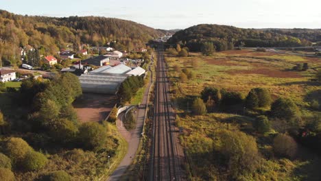 Toma-Aérea-De-Las-Vías-Del-Tren-En-Molndal,-Gotemburgo-En-Suecia-Durante-El-Día