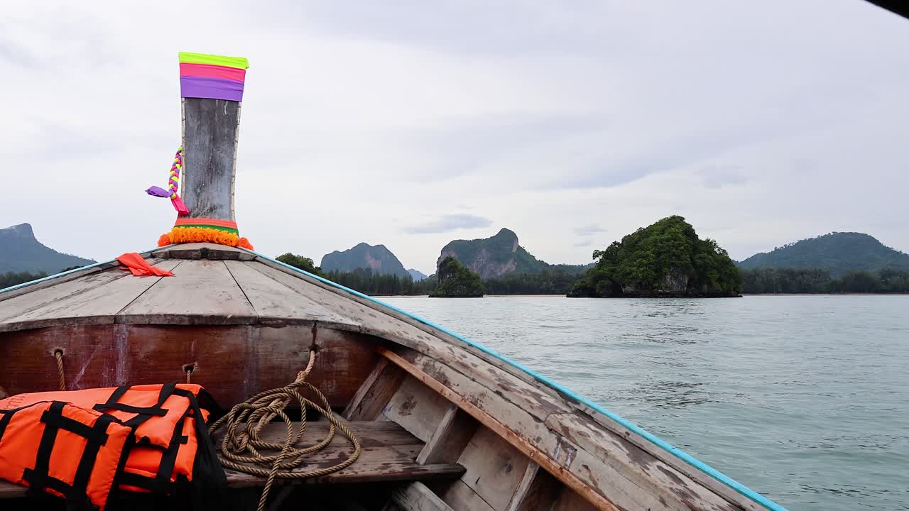 크라비의 물을 가로질러 경치 좋은 보트 타기