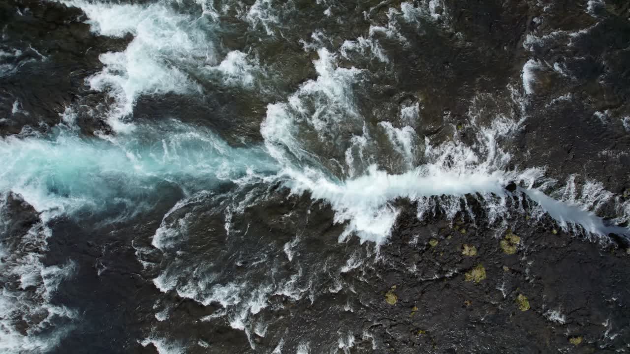 vista aérea de arriba hacia abajo de la cascada de bruarfoss con agua turquesa, sur de islandia