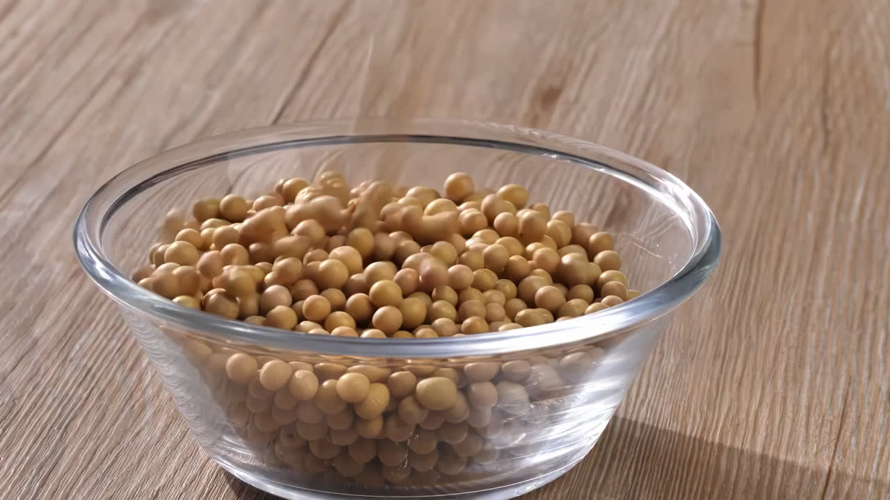 다양한 색의 다양한 원시 건강한 곡물 음식, 다양한 곡물, 곡물, 콩, 콩류는 광고 개념을 위해 목조 장식으로 회전됩니다.