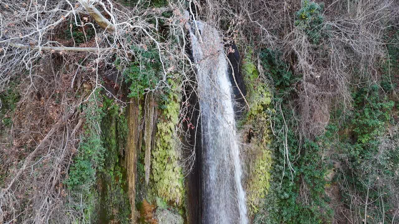 vista de cascada natural en terreno inclinado, imagen del flujo de agua entre las rocas marrones