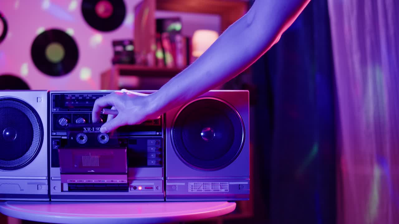 Riprodurre musica su un boombox retrò