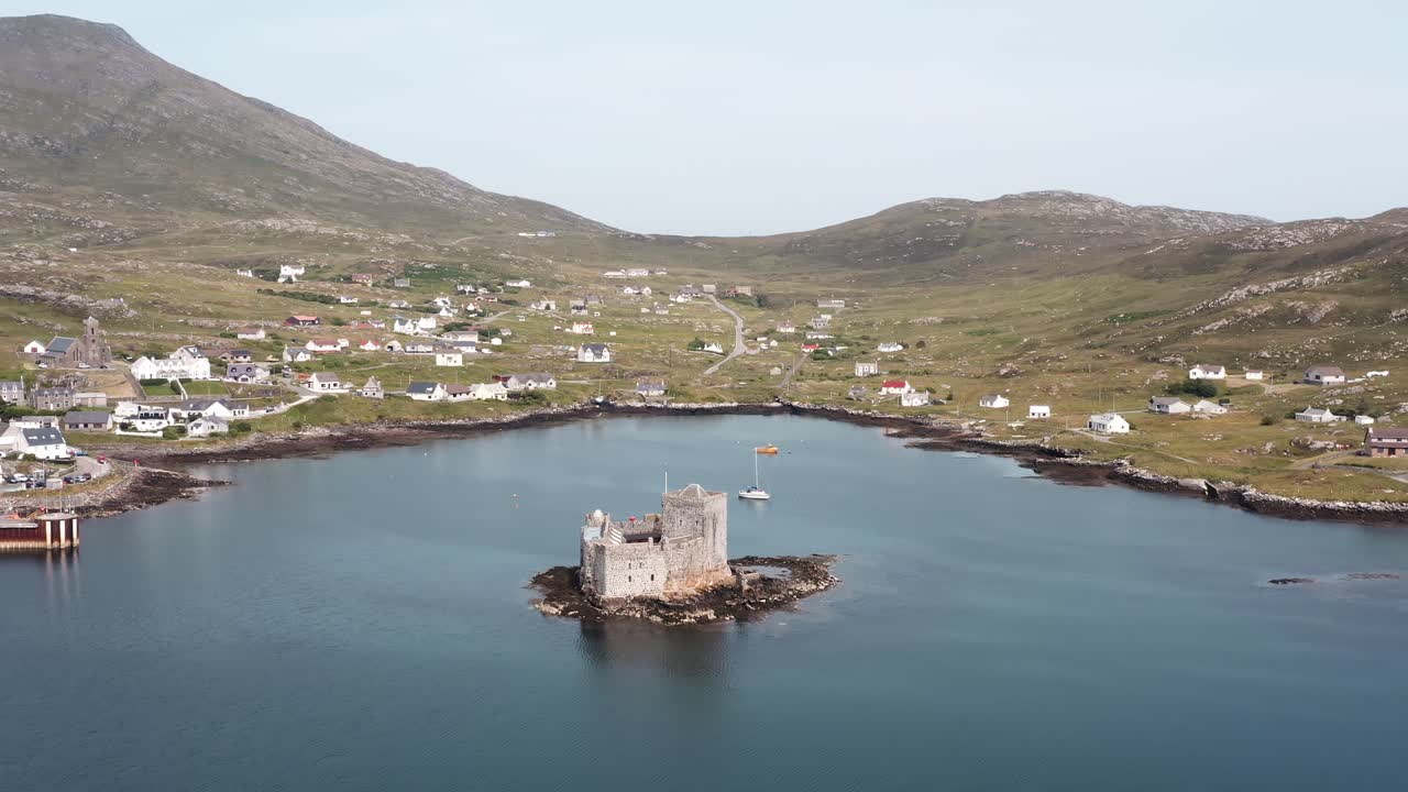 스코틀랜드 외곽 헤브리디스의 바라 섬에 있는 키시물 성과 캐슬베이 마을의 관심 지점 드론 샷