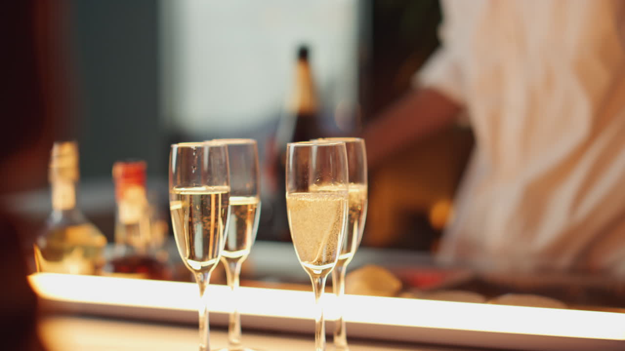 파티에서 와인 글래스를 채우는 바리스타 남자. 흑인 피부 남자가 테일을 만들고 있다.